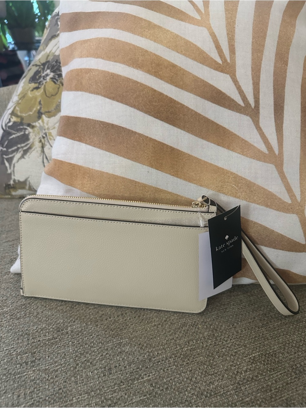 kate spade Lucy Milk Glass Leather Floral Appliqué Wristlet NWT | $169 MSRP - Picture 11 of 15